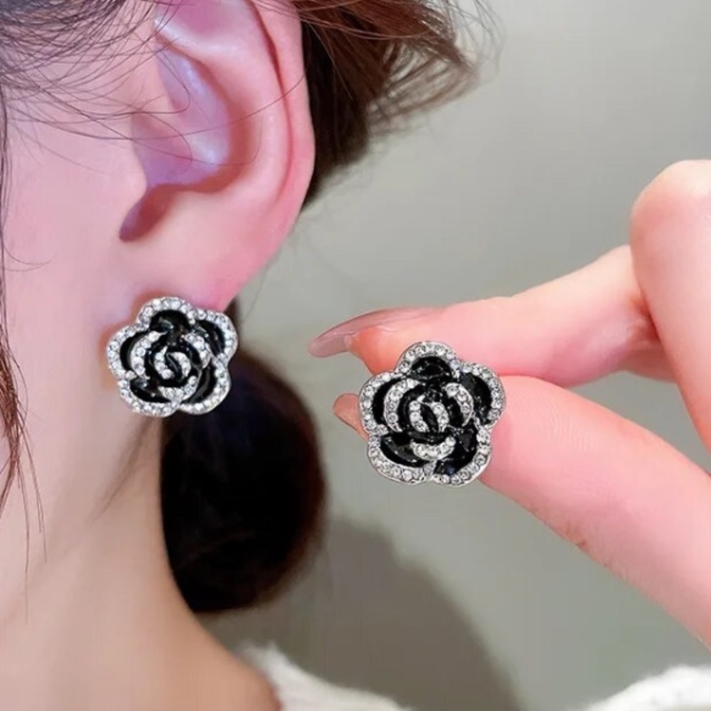 🌟 Black Camellia Flower Earrings